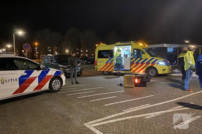 Auto botst op auto die scooter aanrijdt