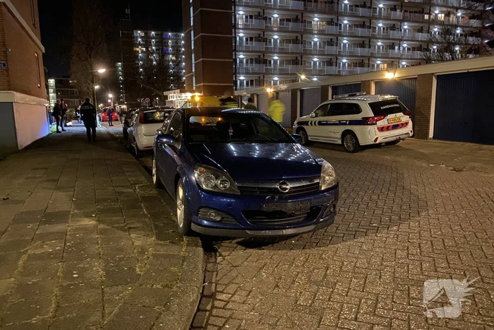 Auto botst op auto die scooter aanrijdt