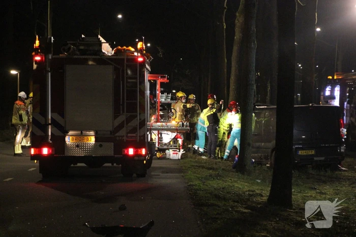 Bestuurder zwaargewond bij botsing met boom