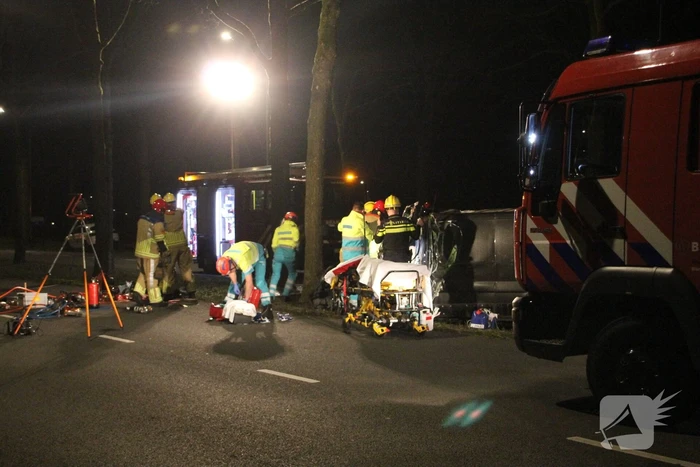 Bestuurder zwaargewond bij botsing met boom