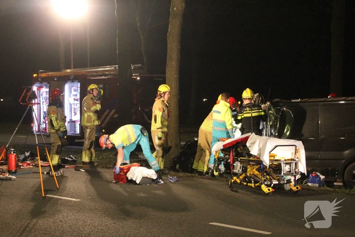Bestuurder zwaargewond bij botsing met boom