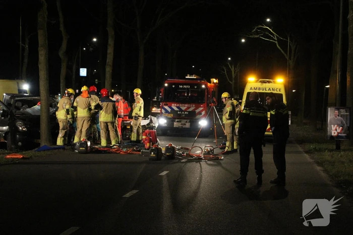 Bestuurder zwaargewond bij botsing met boom