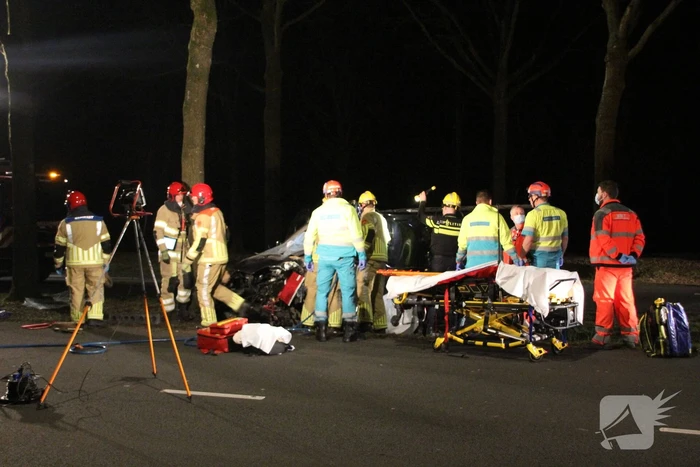 Bestuurder zwaargewond bij botsing met boom