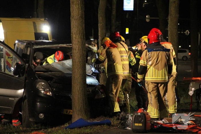 Bestuurder zwaargewond bij botsing met boom