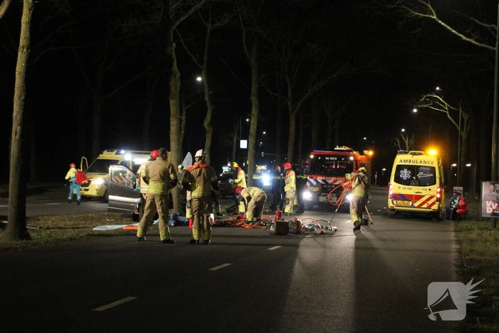 Bestuurder zwaargewond bij botsing met boom