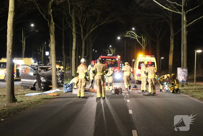 Bestuurder zwaargewond bij botsing met boom