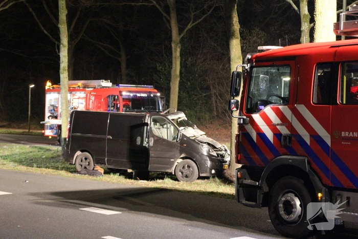 Bestuurder zwaargewond bij botsing met boom
