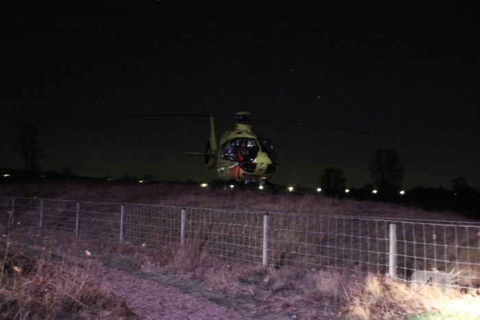 Bestuurder zwaargewond bij botsing met boom
