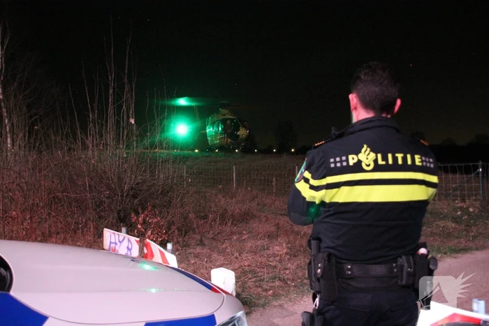 Bestuurder zwaargewond bij botsing met boom