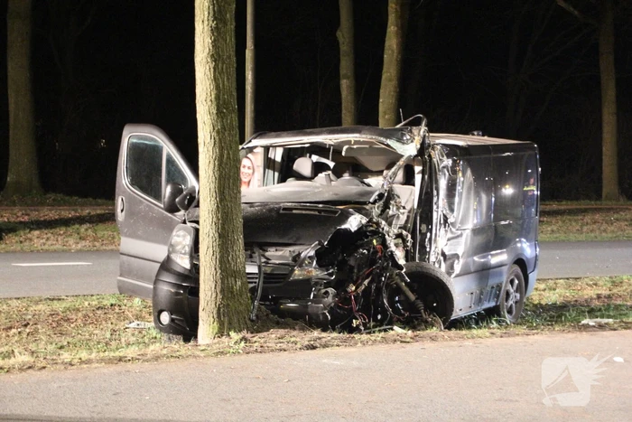 Bestuurder zwaargewond bij botsing met boom