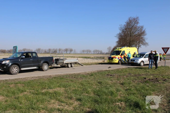 Brommerrijder gewond bij botsing met bestelbus