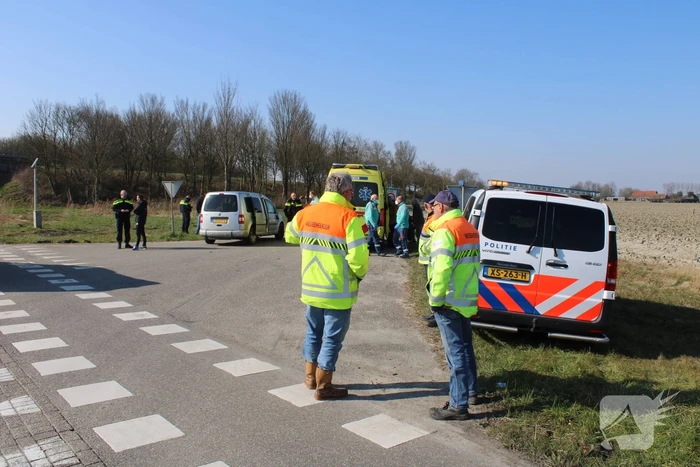 Brommerrijder gewond bij botsing met bestelbus