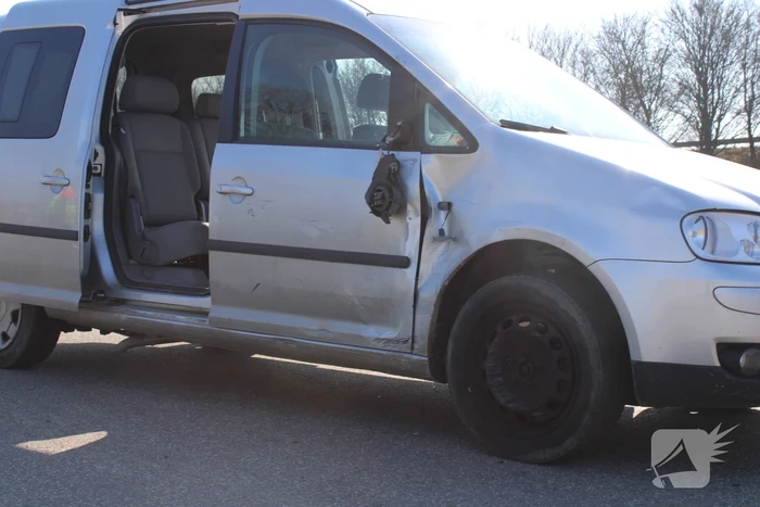 Brommerrijder gewond bij botsing met bestelbus