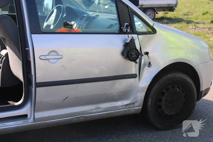 Brommerrijder gewond bij botsing met bestelbus