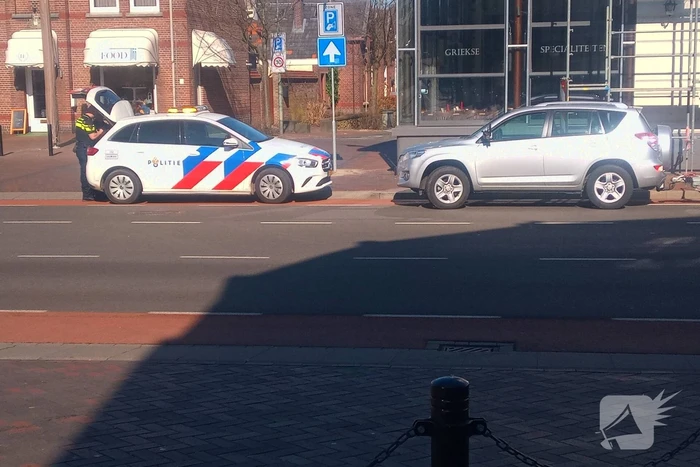 Auto met caravan in botsing met bestelbus