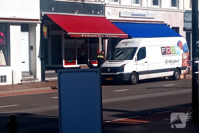 Auto met caravan in botsing met bestelbus