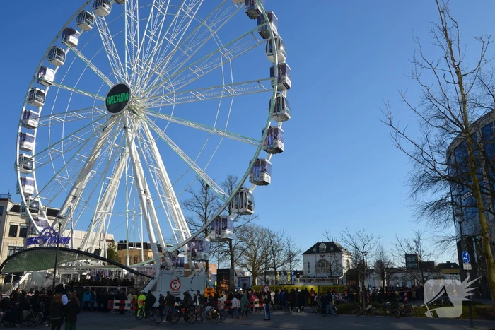 Enorme rij voor gratis rondje in Arcadia-reuzenrad