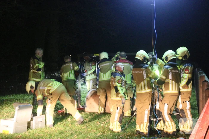 Brandweer helpt paard omhoog