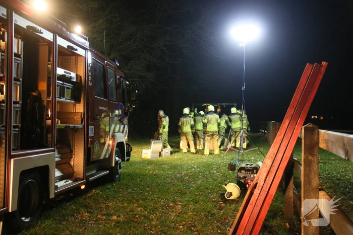 Brandweer helpt paard omhoog