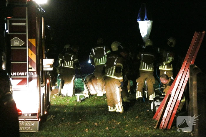 Brandweer helpt paard omhoog