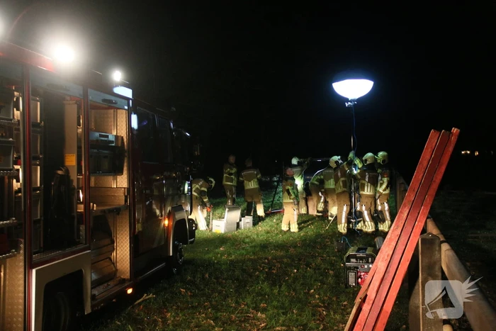 Brandweer helpt paard omhoog