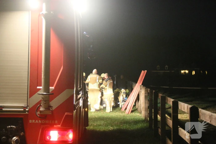 Brandweer helpt paard omhoog
