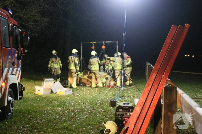 Brandweer helpt paard omhoog