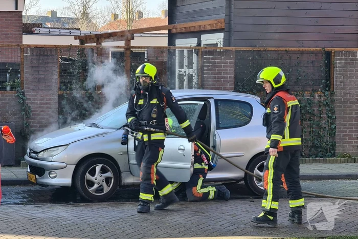 Auto zwaar beschadigd vanwege brand
