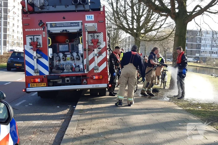 Fiets in het water zorgt voor inzet hulpdiensten