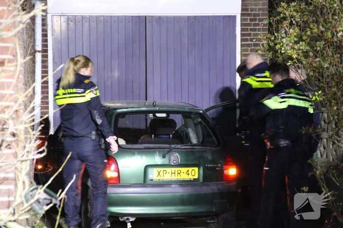 Autodief raakt bekneld tijdens stelen van auto
