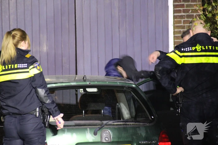 Autodief raakt bekneld tijdens stelen van auto