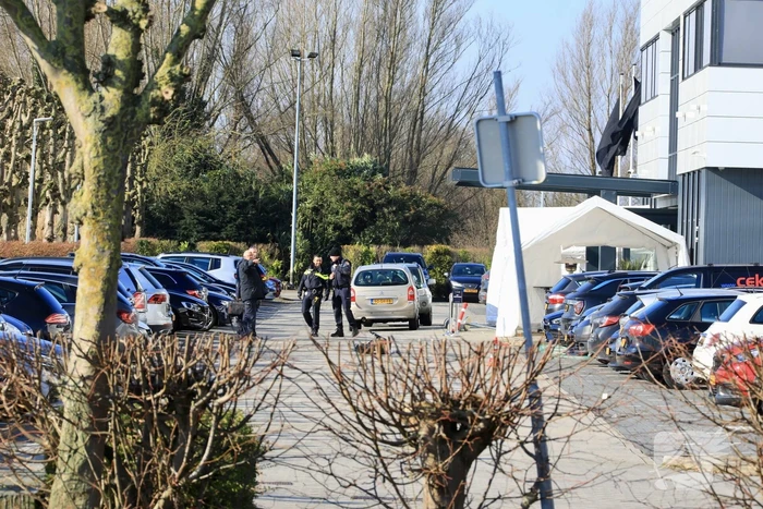 Wild-west-tafereel met automatisch wapen op parkeerplaats Leonardo Hotel