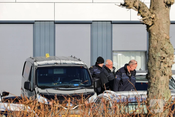 Wild-west-tafereel met automatisch wapen op parkeerplaats Leonardo Hotel