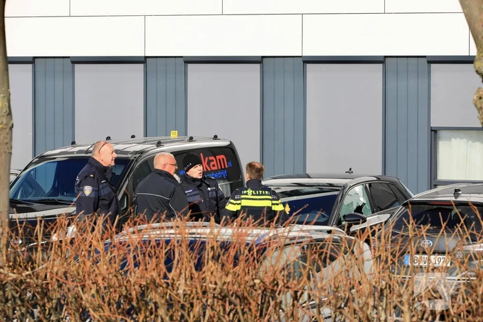 Wild-west-tafereel met automatisch wapen op parkeerplaats Leonardo Hotel