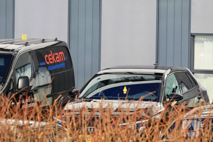 Wild-west-tafereel met automatisch wapen op parkeerplaats Leonardo Hotel