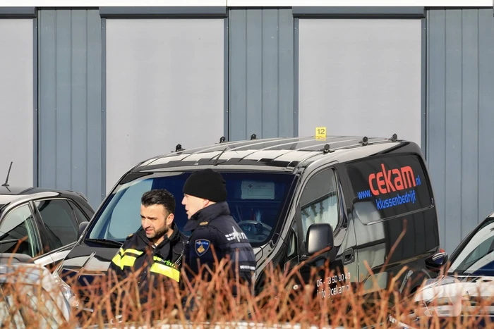 Wild-west-tafereel met automatisch wapen op parkeerplaats Leonardo Hotel