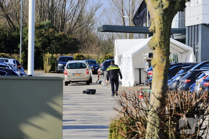 Wild-west-tafereel met automatisch wapen op parkeerplaats Leonardo Hotel