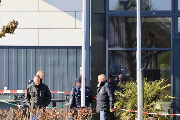Wild-west-tafereel met automatisch wapen op parkeerplaats Leonardo Hotel