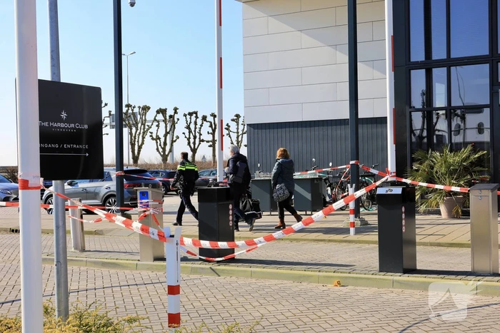 Wild-west-tafereel met automatisch wapen op parkeerplaats Leonardo Hotel