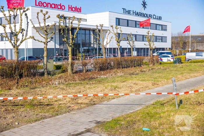 Wild-west-tafereel met automatisch wapen op parkeerplaats Leonardo Hotel