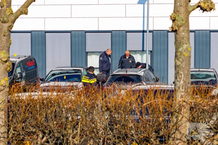 Wild-west-tafereel met automatisch wapen op parkeerplaats Leonardo Hotel