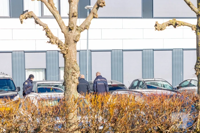 Wild-west-tafereel met automatisch wapen op parkeerplaats Leonardo Hotel