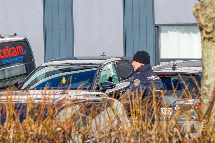 Wild-west-tafereel met automatisch wapen op parkeerplaats Leonardo Hotel