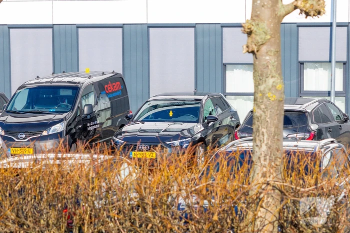 Wild-west-tafereel met automatisch wapen op parkeerplaats Leonardo Hotel
