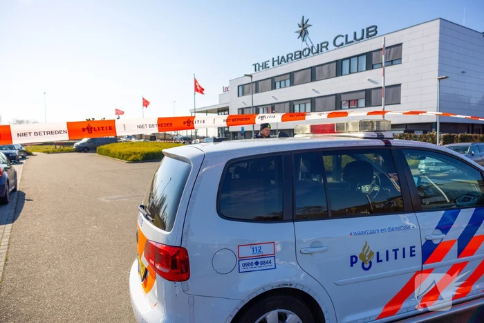 Wild-west-tafereel met automatisch wapen op parkeerplaats Leonardo Hotel