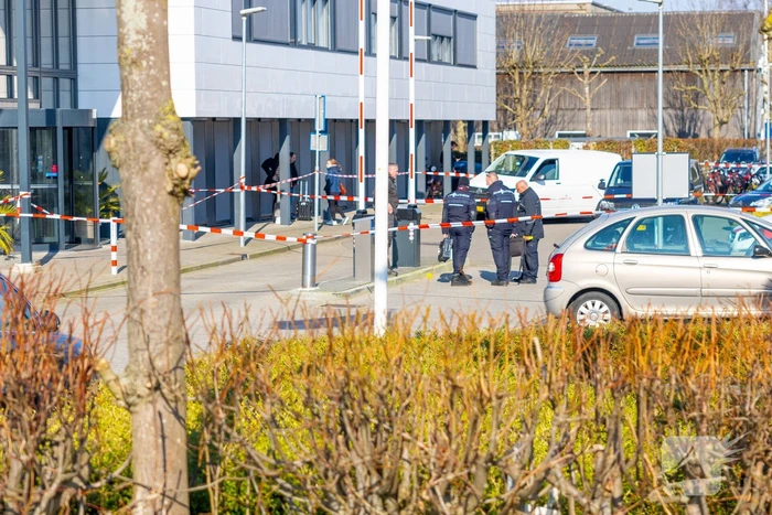 Wild-west-tafereel met automatisch wapen op parkeerplaats Leonardo Hotel