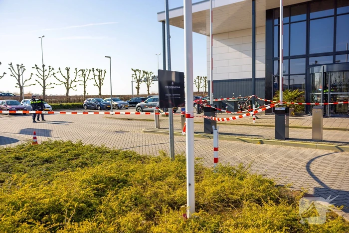 Wild-west-tafereel met automatisch wapen op parkeerplaats Leonardo Hotel