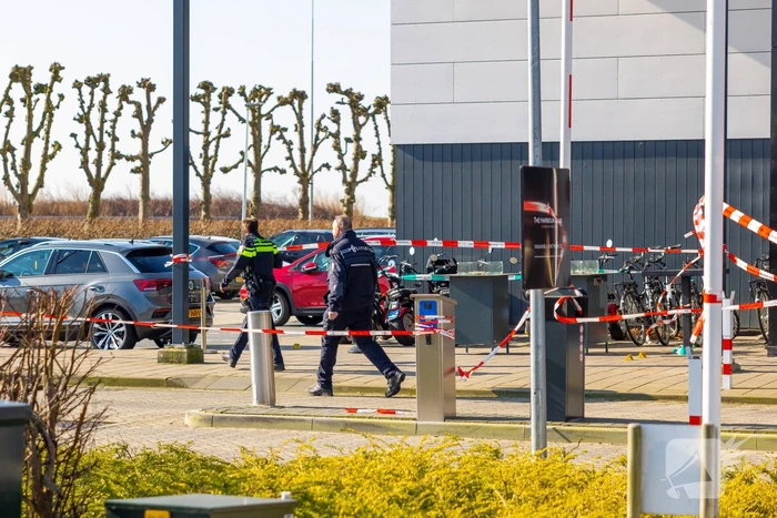 Wild-west-tafereel met automatisch wapen op parkeerplaats Leonardo Hotel