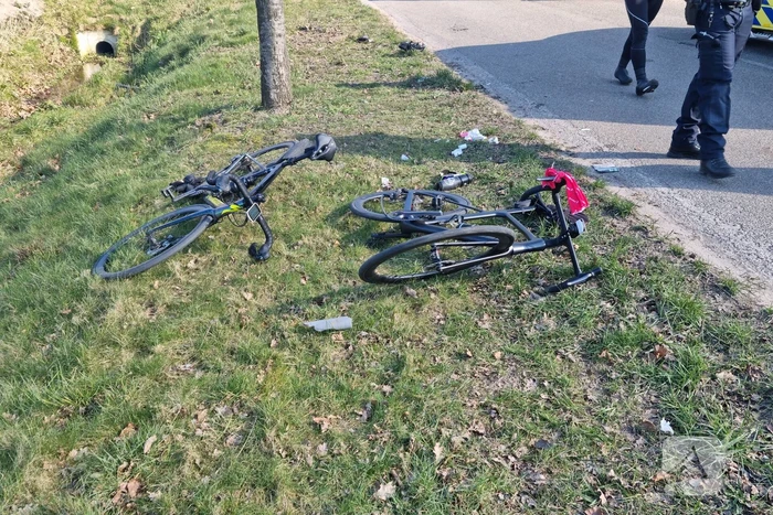 Twee wielrenners gewond bij botsing
