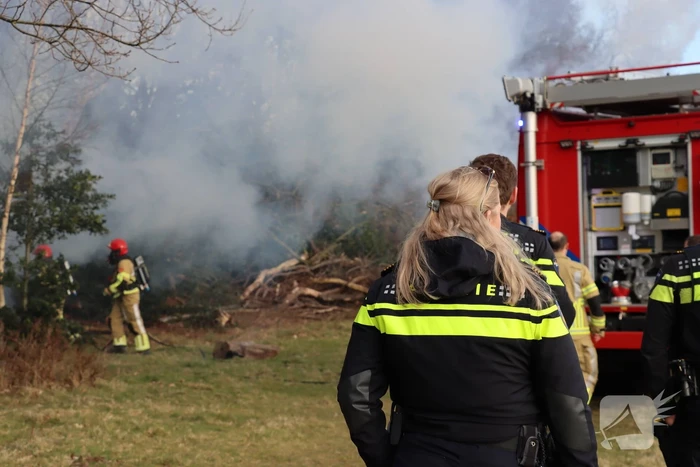 Veel rook bij brand in bosschage